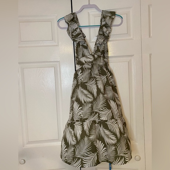 - -NWT Cupshe leafy trim woman dress size M - Picture 1 of 6